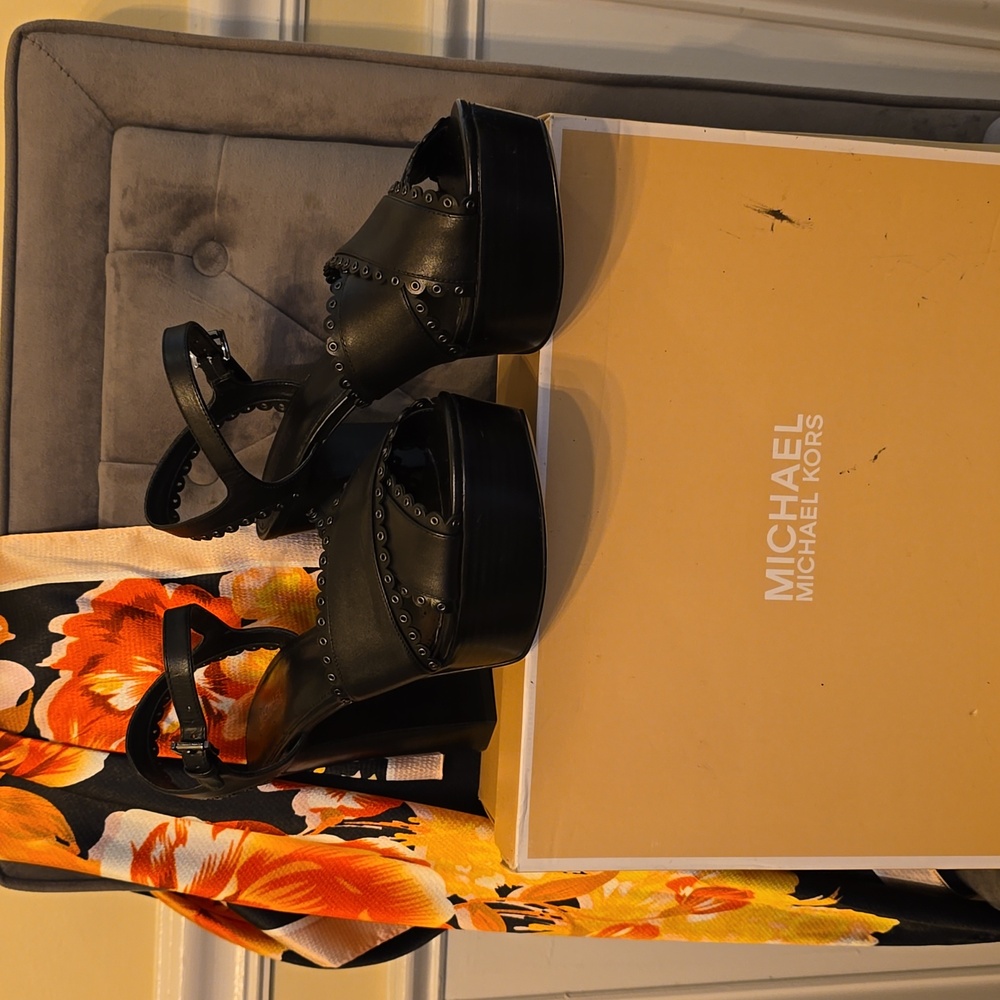 New In Box Michael Kors Jessie Scalloped Leather Platform Blocked Heel Sandals